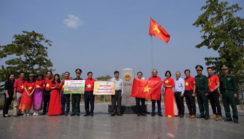 Đ/c Trương Hoà Bình và đoàn công tác trao cờ cho lực lượng vũ trang và nhân dân