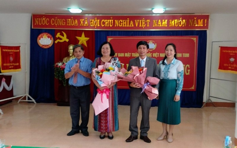 Lãnh đạo Ủy ban MTTQ Việt Nam tỉnh tặng hoa chúc mừng hai vị được bầu bổ sung vào Ủy viên Ủy ban MTTQ Việt Nam tỉnh