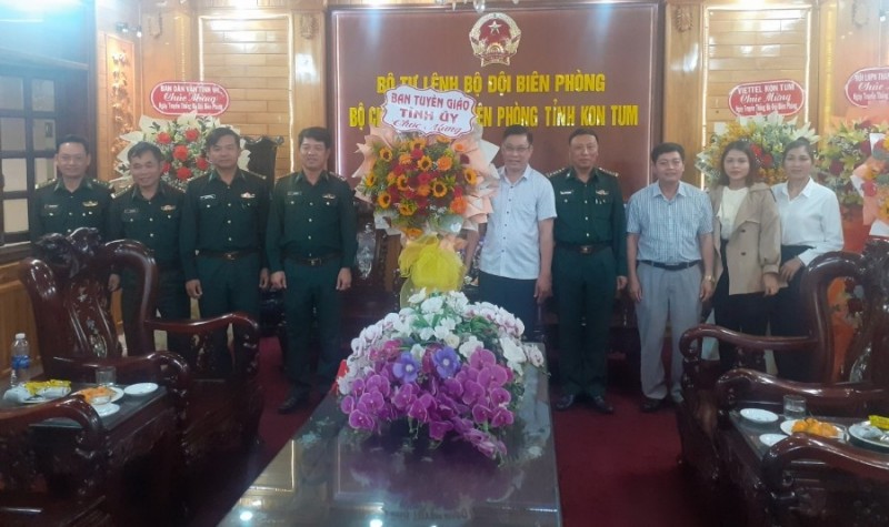 Đồng chí Nguyễn Quang Thủy tặng hoa chúc mừng Đảng ủy, Bộ Chỉ huy Bộ đội Biên phòng