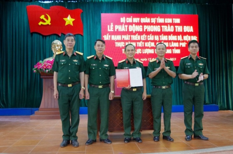 Đại tá A Văn Dũng, Phó Chỉ huy trưởng Bộ CHQS tỉnh chứng kiến đại diện cơ quan 4 phòng ký kết giao ước thi đua