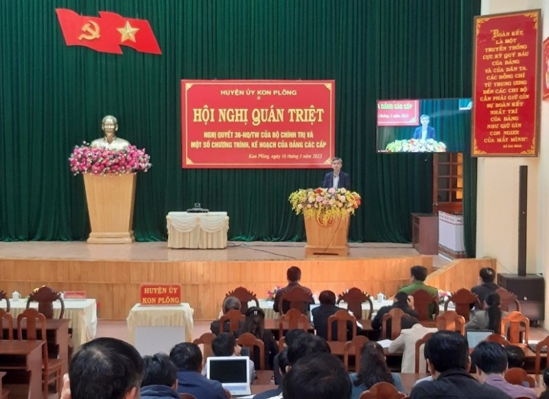 Đồng chí Đào Duy Khánh, TUV, Bí thư Huyện ủy, Chủ tịch HĐND huyện phát biểu tại hội nghị