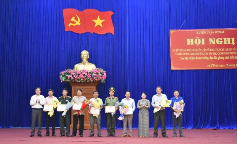 Khen thưởng cho các tập thể và cá nhân tiêu biểu trong học tập và làm theo tư tưởng, đạo đức, phong cách Hồ Chí Minh.