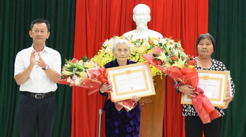 Đồng chí Bí thư Tỉnh ủy Dương Văn Trang trao tặng Huy hiệu 60 năm tuổi Đảng cho đảng viên Trần Thị Tú và  đảng viên Y Ngợp. Ảnh: HT
