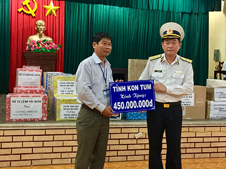 Trao tiền ủng hộ của tỉnh Kon Tum cho quân và dân huyện đảo Trường Sa (ảnh nguồn báo Kon Tum)