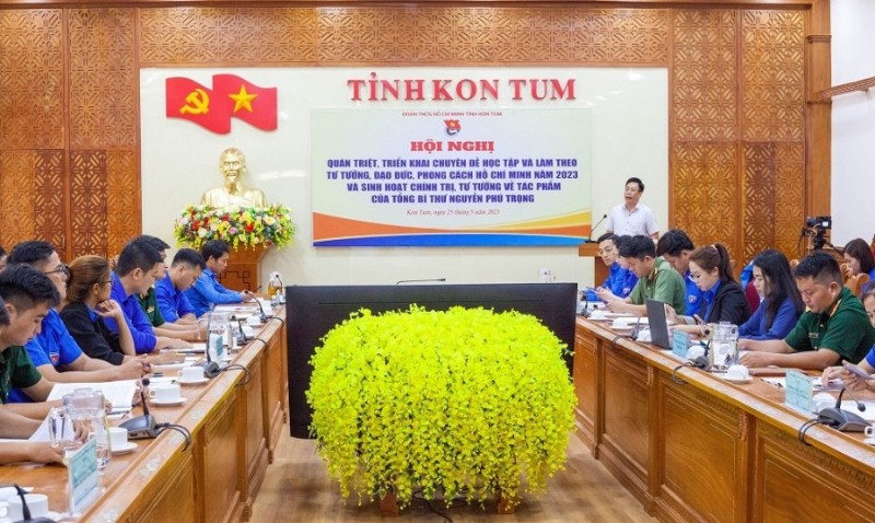 Đồng chí Nguyễn Quang Thủy - Phó Trưởng ban Thường trực Ban Tuyên giáo Tỉnh ủy phổ biến Chuyên đề của tỉnh năm 2023 tại điểm cầu cấp tỉnh
