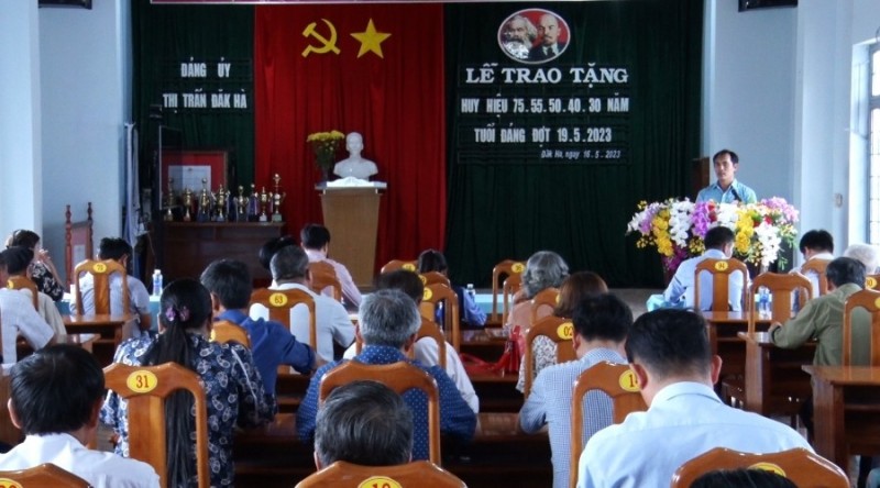 Huyện uỷ Đăk Hà tổ chức Lễ trao Huy hiệu Đảng đợt 19-5 tại Đảng bộ thị trấn Đăk Hà ngày 16-5-2023