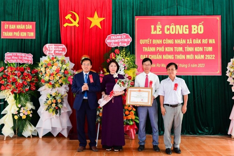 Xã Đăk Rơ Wa (TP. Kon Tum) đón nhận Bằng công nhận xã đạt chuẩn nông thôn mới. (ảnh: baokontum.com.vn)