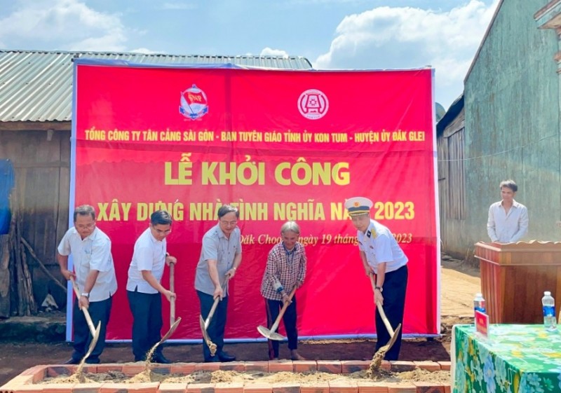 Khởi công xây dựng nhà tình nghĩa cho gia đình bà Y Mốt (xã Đăk Choong, huyện Đăk Glei)