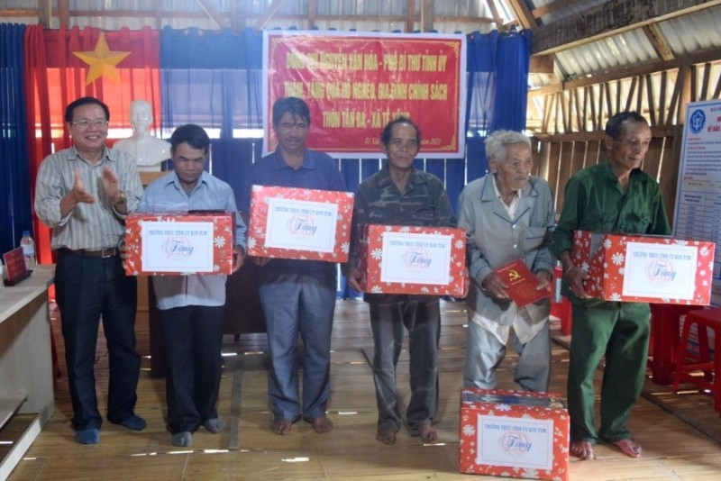 Đồng chí Phó Bí thư Tỉnh ủy tặng quà cho già làng, người có uy tín và gia đình chính sách có hoàn cảnh khó khăn của thôn Tân Ba