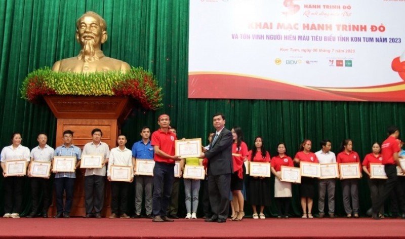 Đồng chí Phó Chủ tịch UBND tỉnh Nguyễn Hữu Tháp trao Bằng khen cho cá nhân, tập thể và gia đình có thành tích xuất sắc trong phong trào hiến máu và vận động HMTN