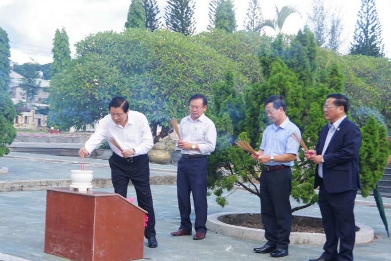 Đồng chí Trưởng Ban Nội chính Trung ương cùng các đồng chí lãnh đạo tỉnh Kon Tum dâng hương các ngôi mộ tại Nghĩa trang Liệt sĩ tỉnh nhân kỷ niệm 76 năm ngày Thương binh-Liệt sĩ (27/7/1947-27/7/2023).  (ảnh: ba