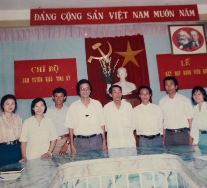 Chi bộ Ban Tuyên giáo Tỉnh uỷ tổ chức Lễ kết nạp đảng viên cho đồng chí Nguyễn Phi Em năm 1997 (thứ 3 từ phải sang)