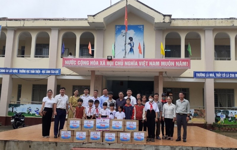 Trao tặng vở, dụng cụ học tập cho các em học sinh có hoàn cảnh khó khăn tại huyện Ia H'Drai