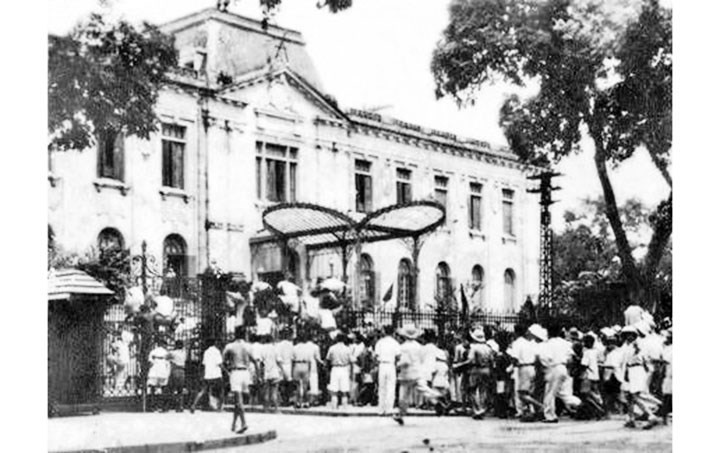 Quần chúng cách mạng và tự vệ chiến đấu Hà Nội chiếm Phủ Khâm sai (Bắc Bộ phủ), ngày 19-8-1945. (Ảnh: TƯ LIỆU TTXVN)