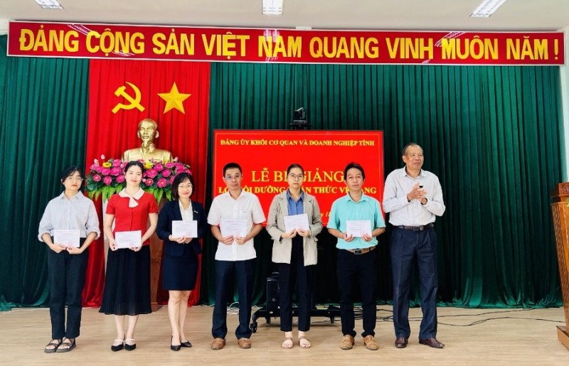 Đồng chí Phó Bí thư Thường trực ĐUK Võ Trung Thanh trao giấy chứng nhận cho học viên