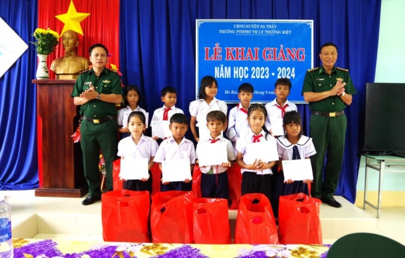 Đại tá Lê Minh Chính, Chính ủy BĐBP tỉnh và Chỉ huy đồn BP Mo Rai trao quà và kinh phí hỗ trợ cho các em học sinh Trường PTDTBT Lý Thường Kiệt, xã Mô Rai, huyện Sa Thầy.