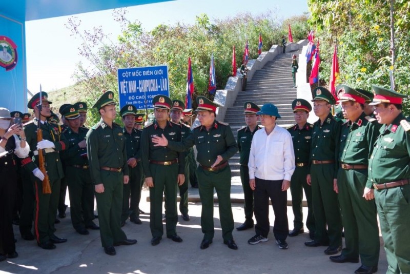Thượng tướng Hoàng Xuân Chiến chỉ đạo nội dung chào đón Bộ trưởng Bộ Quốc phòng ba nước tại khu vực cột mốc ngã ba biên giới Việt Nam - Lào - Campuchia. Ảnh: Ngọc Lâm