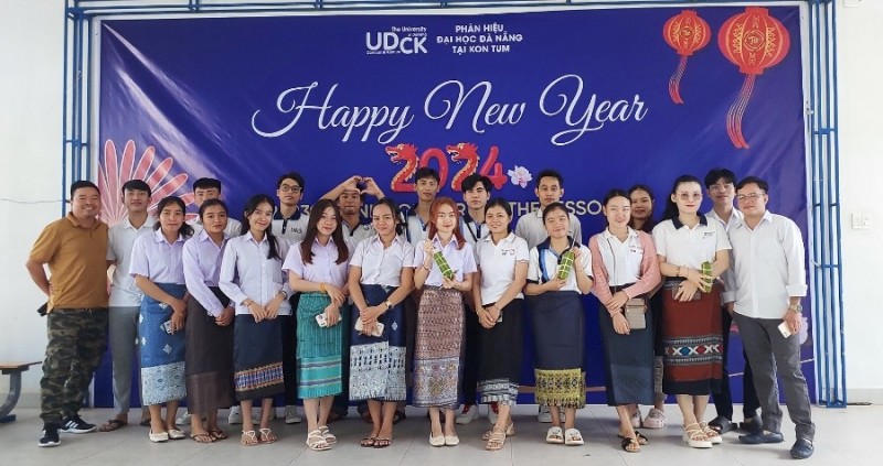 Các bạn sinh viên Lào, Campuchia và Việt Nam cùng nhau đón Tết
