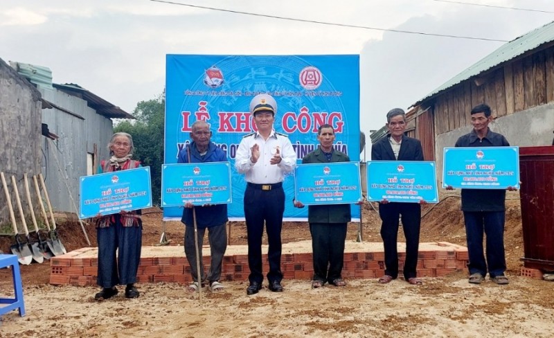 Tổng Công ty Tân cảng Sài Gòn trao bảng tượng trưng 80 triệu đồng cho 5 hộ gia đình chính sách