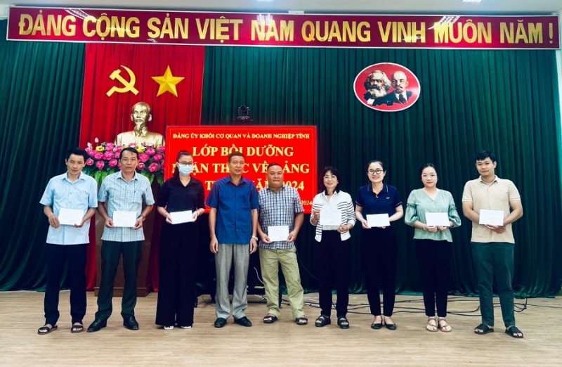 Đồng chí Nguyễn Xuân Hơn, Phó Bí thư Đảng ủy Khối trao giấy chứng nhận cho học viên