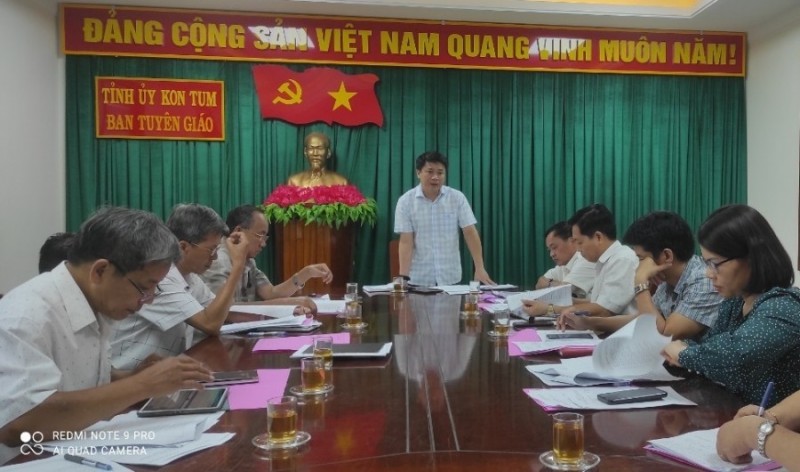 Đồng chí Trưởng Ban Tuyên giáo Tỉnh uỷ Huỳnh Quốc Huy phát biểu tại cuộc họp.