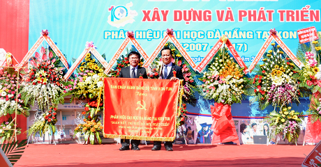 Đồng chí Nguyễn Văn Hòa - Chủ tịch UBND tỉnh trao bức trướng cho Phân hiệu Đại học Đà Nẵng tại Kon Tum