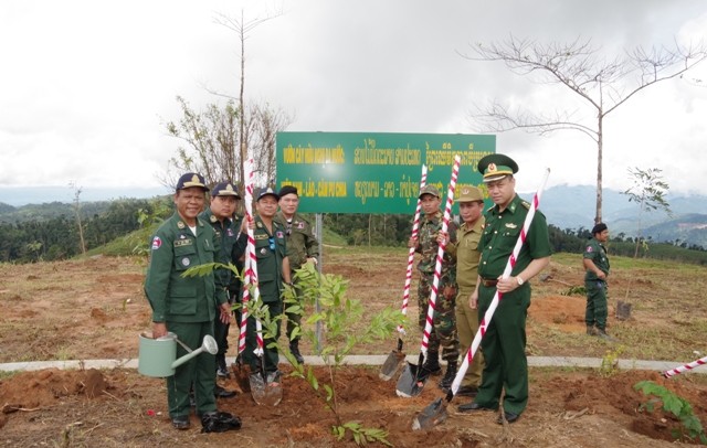 Bộ đội Biên phòng Kon Tum, Ty Công an tỉnh Rattanakiri và Đại đội bảo vệ biên giới của Lào chụp ảnh lưu niệm trong buổi trồng cây.