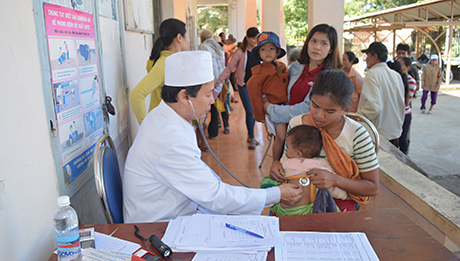 Hội Y dược học tỉnh khám bệnh cho bệnh nhân nghèo xã Ya Xiêr, huyện Sa Thầy.