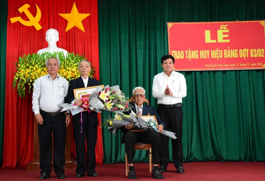 Trao tặng Huy hiệu Đảng cho đảng viên Lê Thanh Bình và đảng viên Hà Văn Chác. Ảnh: HT