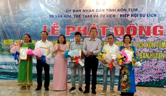 UBND tỉnh trao Quyết định công nhận 5 điểm du lịch cấp tỉnh trên địa bàn huyện Kon Plông. (nguồn ảnh: baokontum.com.vn)