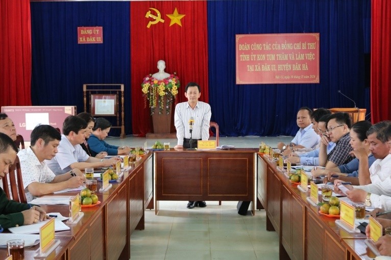 Đồng chí Bí thư Tỉnh ủy nói chuyện với cán bộ xã Đăk Ui, huyện Đăk Hà