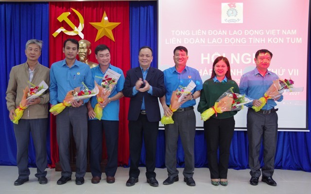 Đc Rơ Chăm Long tặng hoa chúc mừng các đồng chí được bầu bổ sung vào BCH, UBKT LĐLĐ tỉnh khóa X