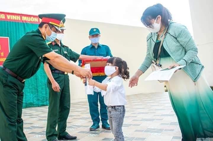 Lãnh đạo Bộ Chỉ huy Quân sự tỉnh trao giấy chứng nhận hoàn thành cách ly y tế cho công dân