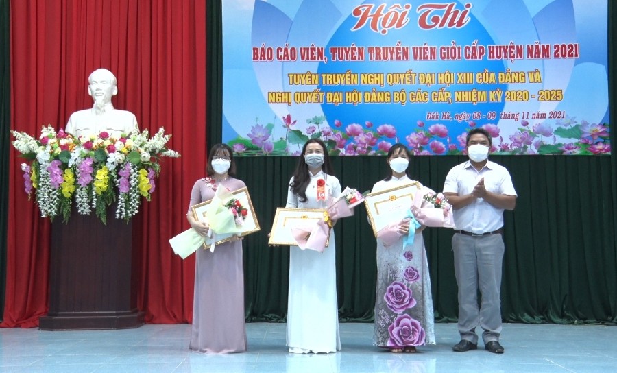 Ban Tổ chức trao giải cho các thí sinh đạt giải Ba