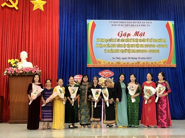 Lãnh đạo huyện Sa Thầy tặng hoa chúc mừng các nữ lãnh đạo quản lý qua các thời kỳ