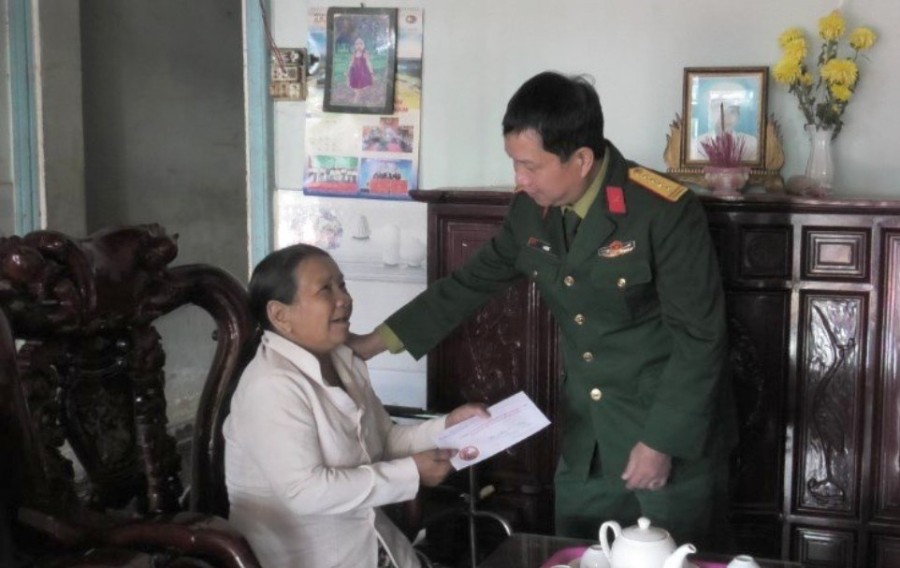 Đại tá A Hăng, Ủy viên Ban Thường vụ ĐUQS tỉnh, Phó Chính ủy Bộ Chỉ huy thăm, tặng quà Anh hùng LLVTND Y Buông.