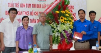 Lãnh đạo tỉnh tặng hoa chúc mừng Tỉnh đoàn (nguồn ảnh: baokontum.com.vn)