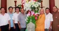 Lãnh đạo tỉnh tặng hoa chúc mừng Ban Trị sự Giáo hội Phật giáo tỉnh