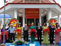 Phó Thủ tướng Vũ Đức Đam và lãnh đạo tỉnh Kon Tum cắt băng khánh thành Bia tưởng niệm