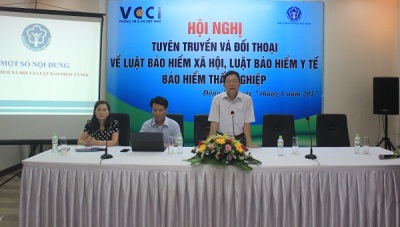 Phối hợp tuyên truyền BHXH, BHYT tới người lao động tại tỉnh Quảng Trị. Ảnh minh họa.