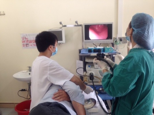 Nội soi tiêu hóa cho bệnh nhân tại bệnh viện Đa khoa Lào Cai. Ảnh: Đỗ Thoa