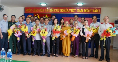 Ban Thường trực Ủy ban MTTQ Việt Nam tỉnh tặng hoa cho các đơn vị đăng ký ủng hộ xây dựng Quỹ "Vì người nghèo"  2017