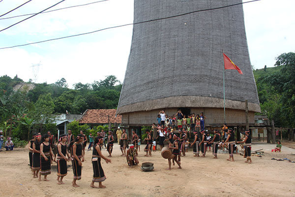 Lễ hội của người Ba Na làng Kon KTu, xã Đăk RơWa, TP Kon Tum