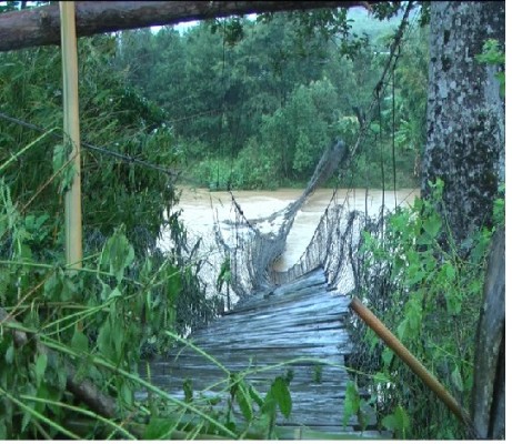 Cầu treo thôn 13 hư hỏng nặng sau cơn bão số 12