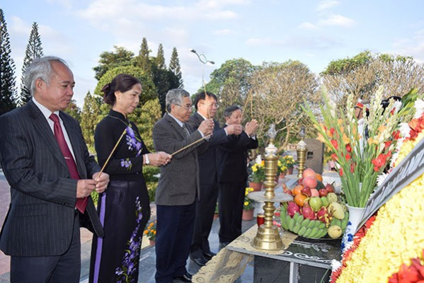 Lãnh đạo tỉnh dâng hương tại Nghĩa trang liệt sĩ tỉnh