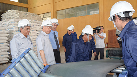 Đồng chí Nguyễn Văn Hùng cùng Tổng Bí thư Nguyễn Phú TGrongj thăm Công ty cổ phần Đường Kon Tum. Ảnh: T.Q