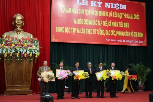 Lãnh đạo tỉnh trao tặng Huân chương Lao động hạng Nhì cho các cá nhân có thành tích xuất sắc.