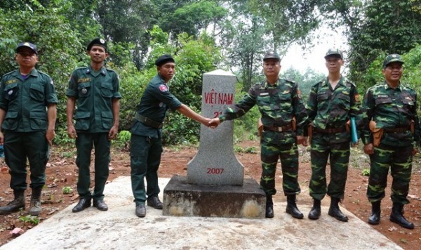 Đồn Biên phòng Sa Thầy - 713 BĐBP Kon Tum phối hợp với lực lượng bảo vệ biên giới phía đối diện của Campuchia tuần tra chung bảo vệ đường biên, cột mốc.