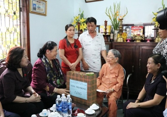 Phó Chủ tịch QH Tòng Thị Phóng thăm, tặng quà Mẹ Việt Nam Anh hùng Đặng Thị Thu (nguồn ảnh: kontum.gov.vn)