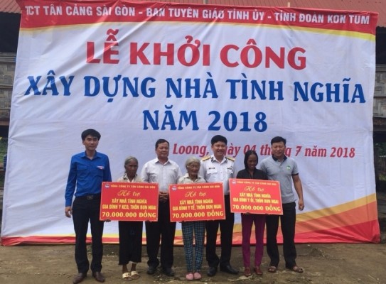 Trao kinh phí hỗ trợ xây dựng nhà tình nghĩa cho các hộ gia đình chính sách tại thôn Bun Ngai